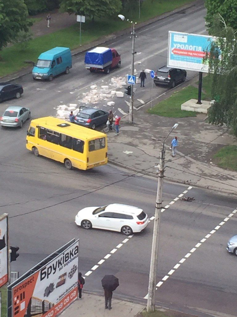 У Франківську з автомобіля випав вантаж, рух транспорту ускладнено: фотофакт