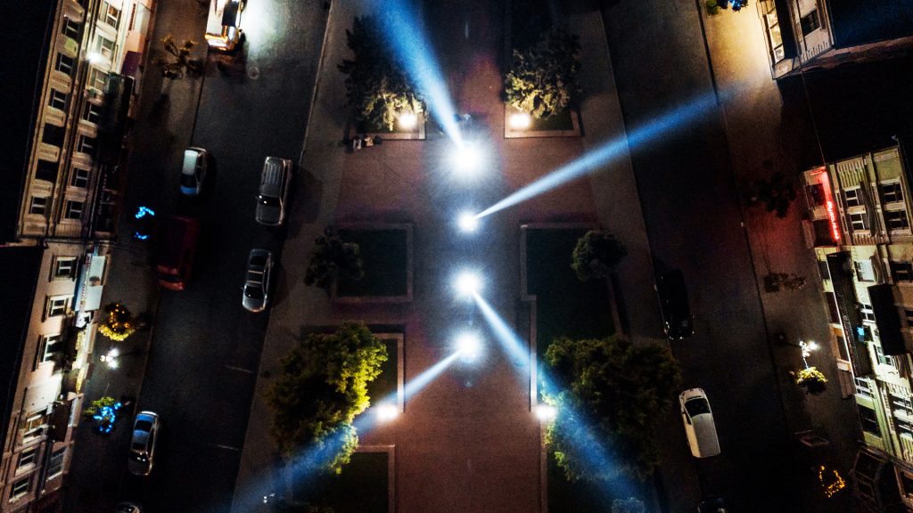 У Коломиї увімкнули спрямовані в небо промені світла: відео