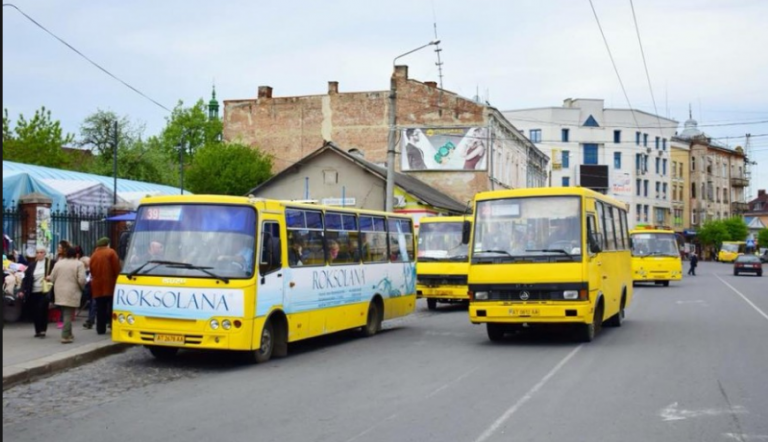 Франківські патрульні оштрафували водія маршрутки, кортй за хвилину двічі ледь не збив пішоходів на “зебрі”