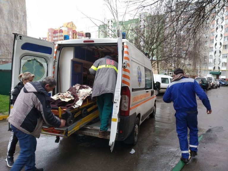 Рятувальники допомогли відчинити двері помешкання, де перебувала хвора франківка