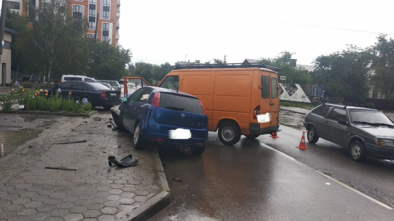 У Франківську в результаті ДТП травмувались двоє водіїв: фотофакт