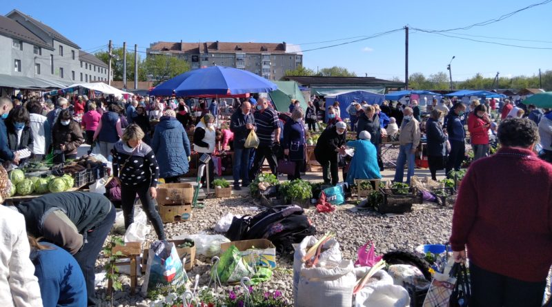 Поодинокі відвідувачі в масках, дистанція відсутня: як у Тлумачі люди відвідують базар