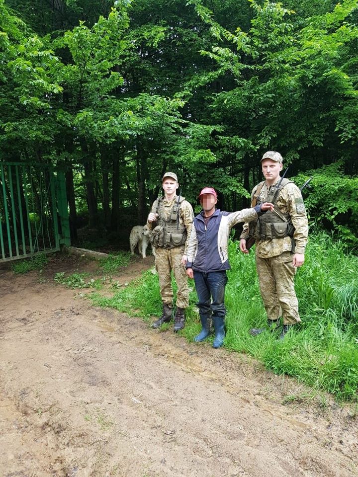 В Карпатах прикордонники затримали незвичних порушників