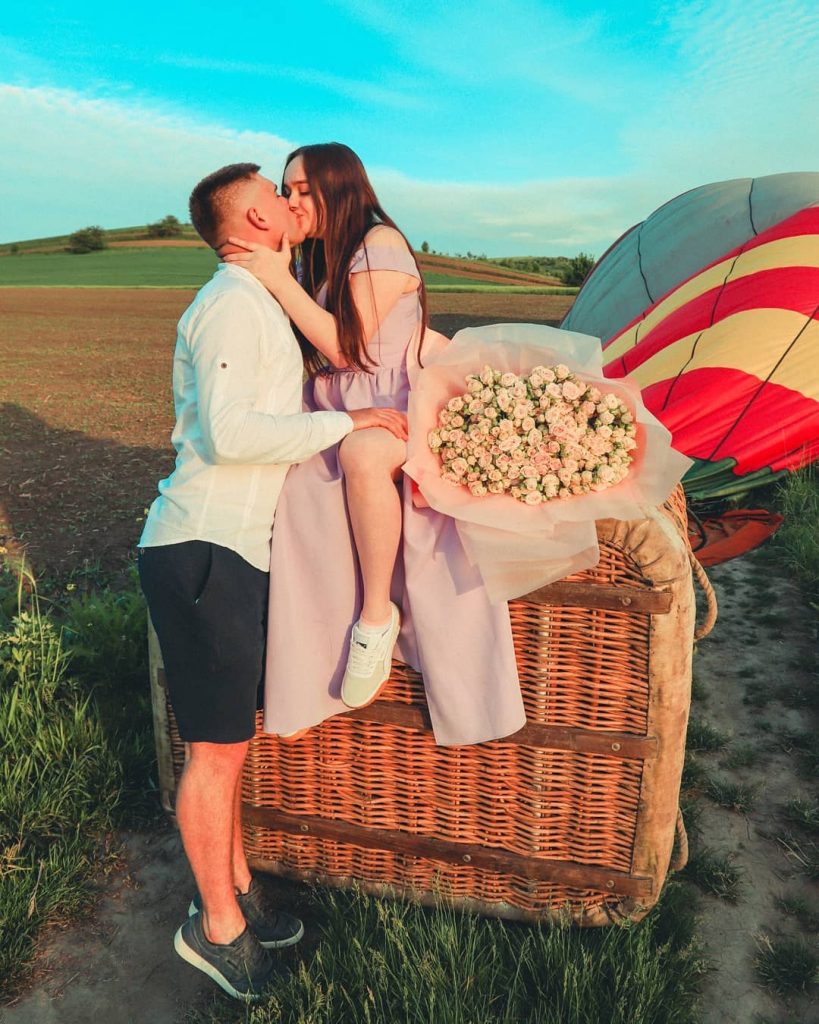 Неймовірно романтична історія - франківець освідчився своїй дівчині у небі, під час польоту на повітряній кулі