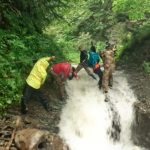 Як прикарпатські надзвичайники рятували туристів із Манявського водоспаду: фоторепортаж