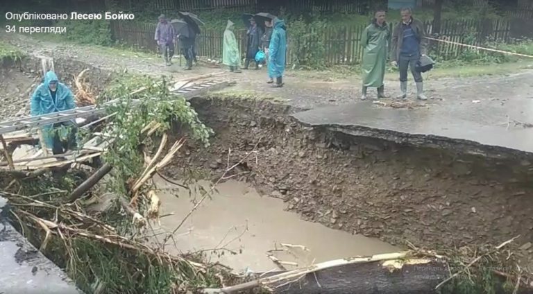 Масштаби вражають. Величезне провалля, що утворилось посеред дороги, відрізало село на Надвірнянщині від сусідніх сіл: відео