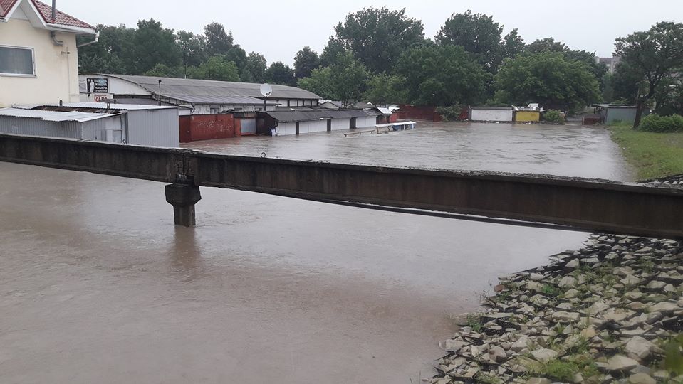 Зруйновані дороги, пошкоджені мости та евакуйоване населення - вода наробила лиха у Калуському, Рожнятівському та Долинському районах