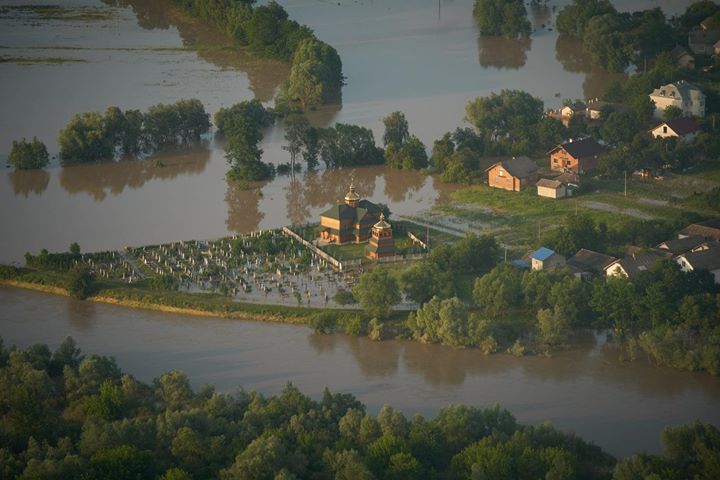 Село Дубівці залишається відрізаним від світу - жителі просять речей першої необхідності