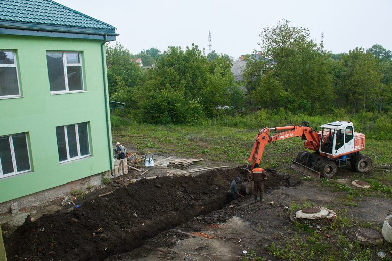 Дитячий садочок “Подоляночка” на Хоткевича, 11А продовжують будувати. Про це у соцмережі повідомив міський голова Івано-Франківська Руслан Марцінків. Так, управління капітального будівництва оголосило тендер на реконструкцію вказаного дитсадка. Початкова вартість – 26 з половиною мільйонів гривень. Тендер виграло чернівецьке підприємство “Трейдербуд“, зменшивши початкову ціну до 25 мільйонів 745 тисяч гривень. За умовами аукціону, будівництво дитсадка має бути завершено до 31 серпня 2021 року. За проєктом, потужність садка – 7 груп (2 ясельні та 5 дошкільних) і він зможе вмістити майже 200 малят. «Плануємо закінчити ремонт у закладі вже цього року. Мали труднощі з фінансуванням, але продаж будинку на вулиці Гординського, 10 дозволив продовжити роботи. Тут ще є над чим працювати. Але зробимо все, щоб дітки могли мати сучасні та комфортні умови перебування у ще одному дошкільному закладі міста», – підсумував Марцінків.