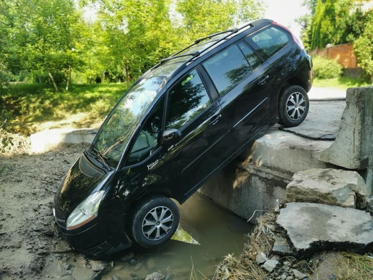 Через халатність прикарпатських дорожників, в передмісті Івано-Франківська автомобіль злетів зі зруйнованого повінню мосту