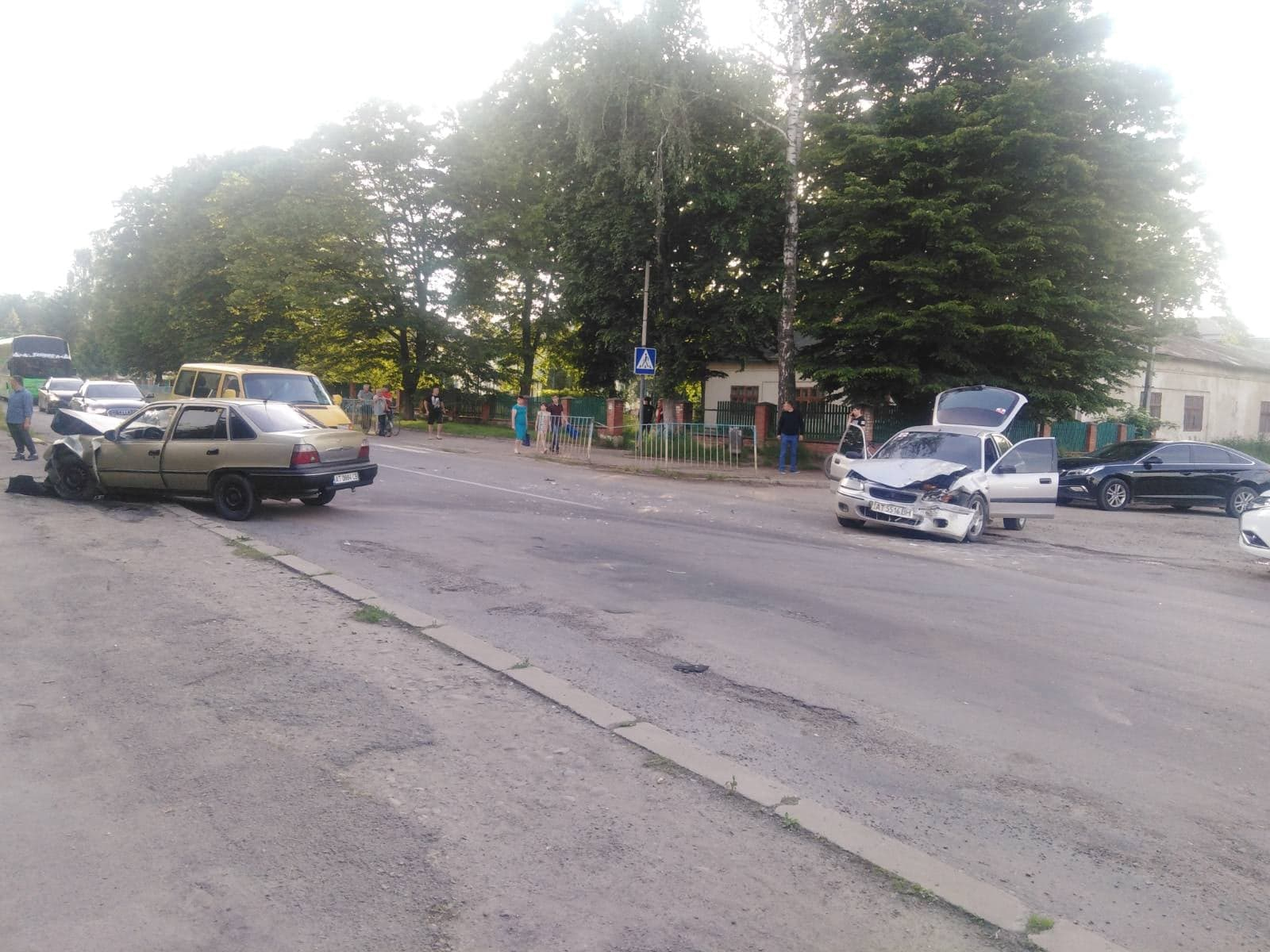 В передмісті Івано-Франківська смачно "поцілувалися" два легковика