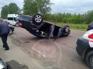 В передмісті Івано-Франківська трапилася карколомна ДТП - один із автомобілів опинився на даху