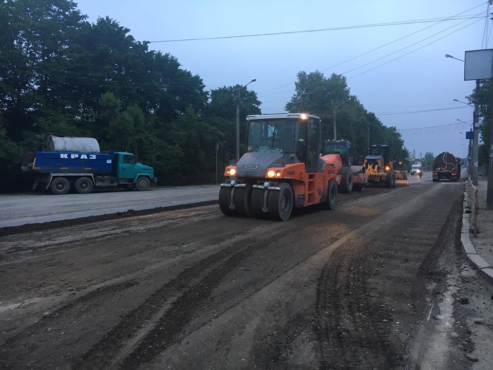 Ремонт дороги Івано-Франківськ - Надвірна проводять цілодобово - сьогодні почнуть стелити нижній шар асфальту