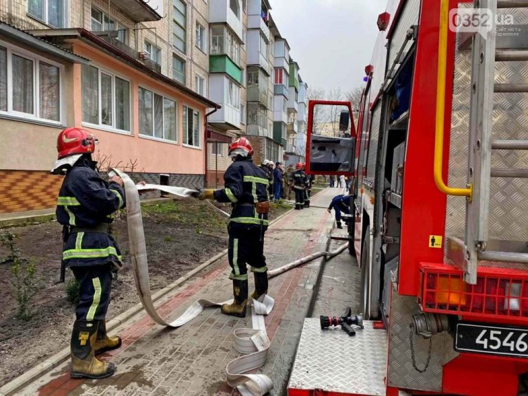 Під час пожежі квартири на "Каскаді", рятувальники евакуювали декількох осіб