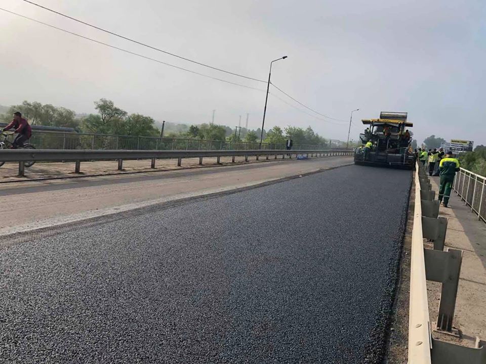 На мості у Чернієві дорожники встелили чорновий шар асфальту