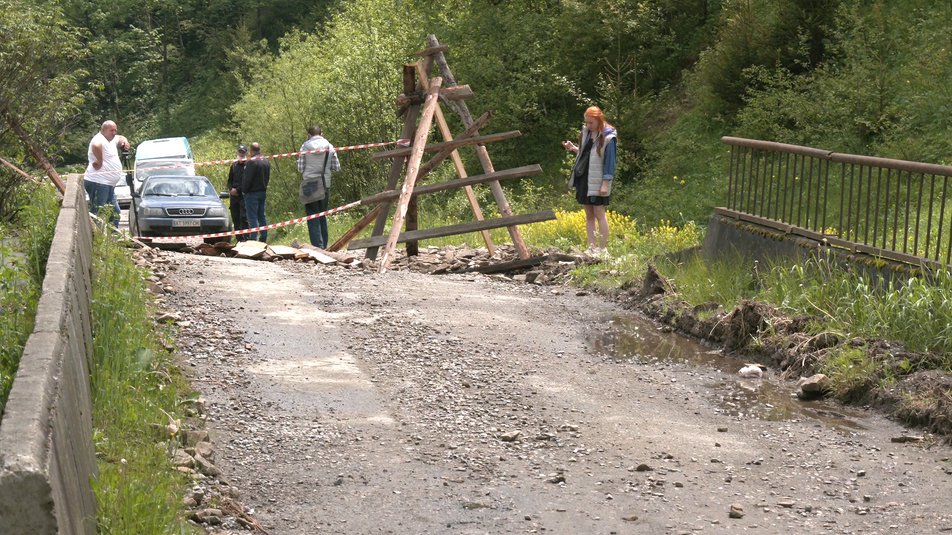 На Прикарпатті спеціальні служби намагаються відновити транспортне сполучення до віддаленого гірського села