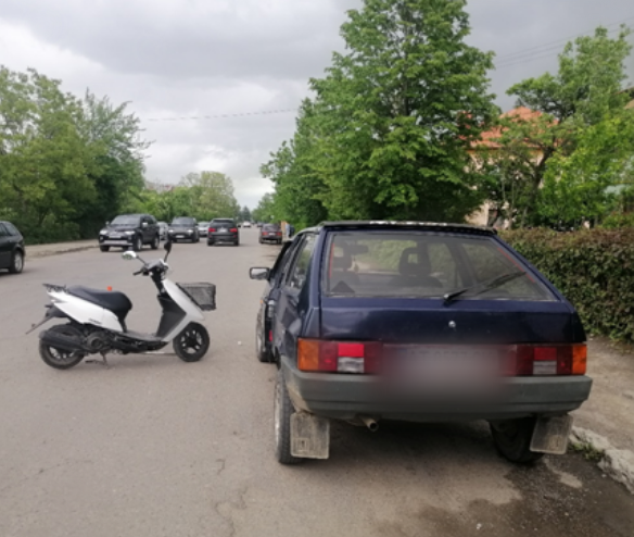 На Прикарпатті водійка скутера врізалася у відчинені двері автомобіля, внаслідок чого постраждав 12-річний пасажир