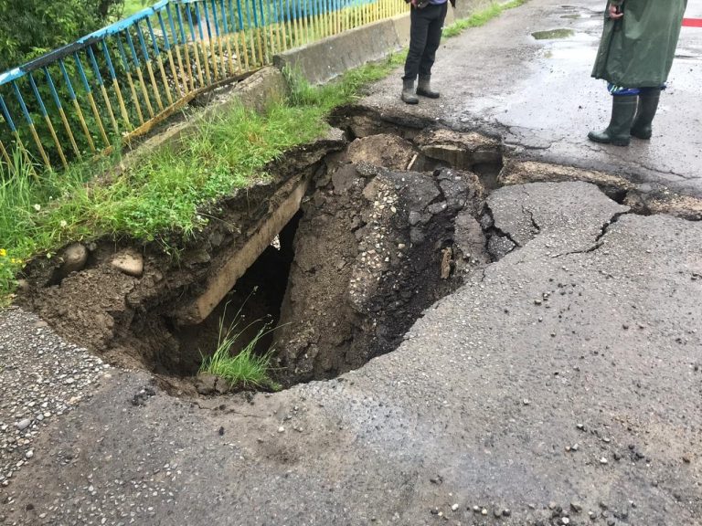 На Прикарпатті негода пошкодила міст, рух перекритий: фото