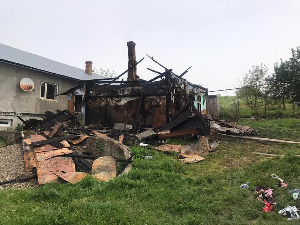 На Снятинщині чоловік після сварки спалив хату своєї співмешканки: фото