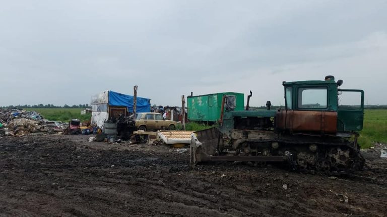 Під Франківськом затримали вантажівку, вщент заповнену львівським сміттям: за справу взялася поліція