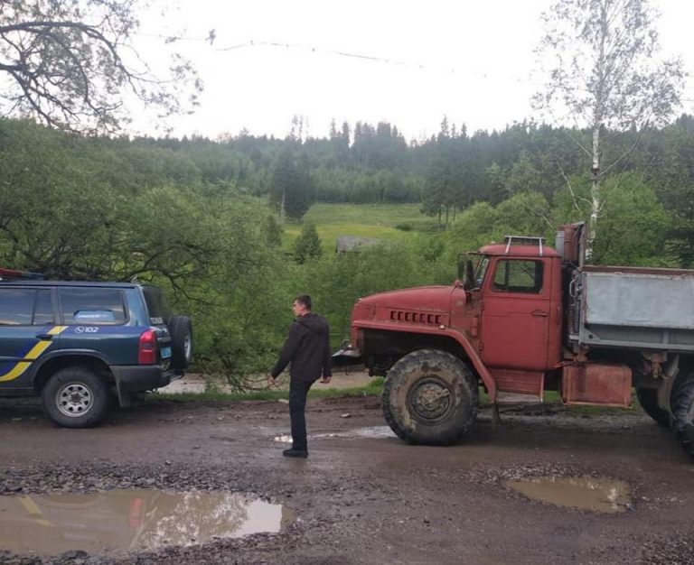 Надвірнянські поліцейські затримали крадія гравію: фотофакт