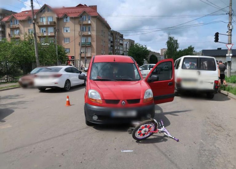 На Прикарпатті водій іномарки наїхав на двох дітей, від отриманих травм 8-річна дівчинка померла у лікарні