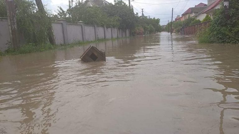 Води по коліна. Потужні зливи затопили Угринів: фото, відео