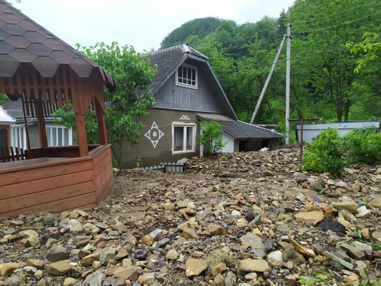 В селі на Косівщині через сильні опади сталось близько десятка зсувів