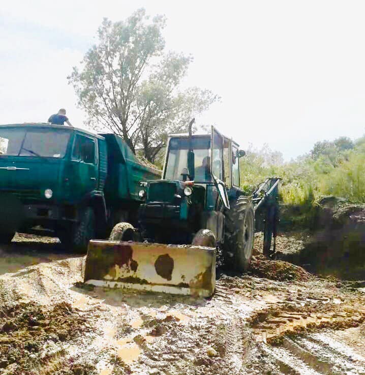 На Тисмениччині затримали вантажівку з незаконно видобутим гравієм: фото