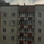 Підлітковий вандалізм: у Франківську зграйка хуліканів з даху багатоповерхівки кидали каміння на дитмайданчик