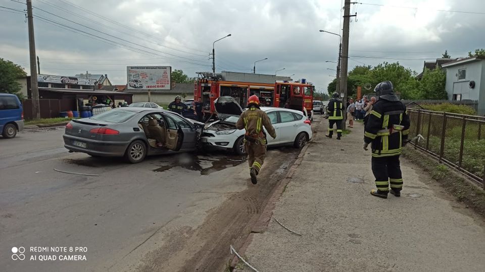 В ДТП, що трапилось неподалік міського аеропорту у Франківську, травмувалися четверо людей, серед яких дитина та вагітна жінка