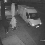 У Франківську розшукують злодіїв, які серед ночі викрали брендовану парасолю з-під магазину