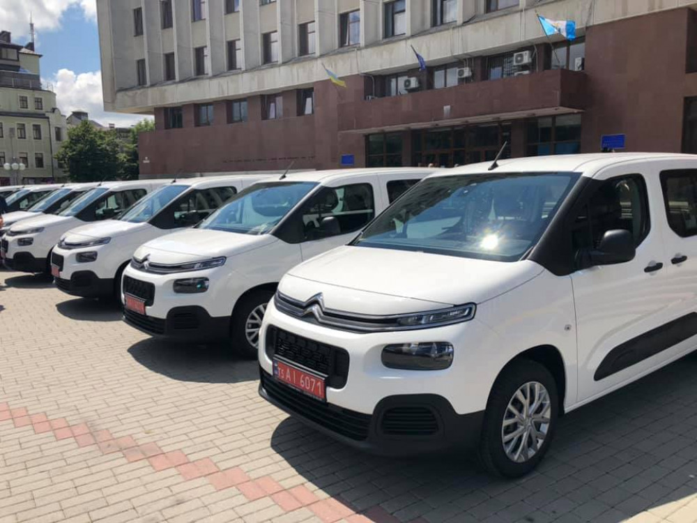 Дві амбулаторії Івано-Франківської ОТГ отримали автомобілі