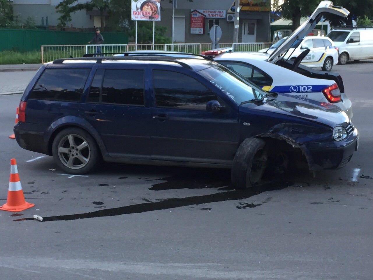 У Франківську сталась масштабна ДТП за участі двох легковиків та авто поліції: фото, відео