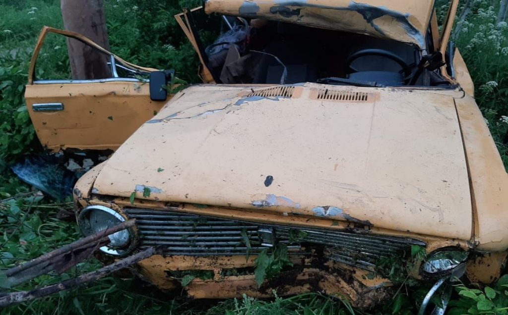 На Прикарпатті п'яний водій влетів в опору, пасажири у лікарні