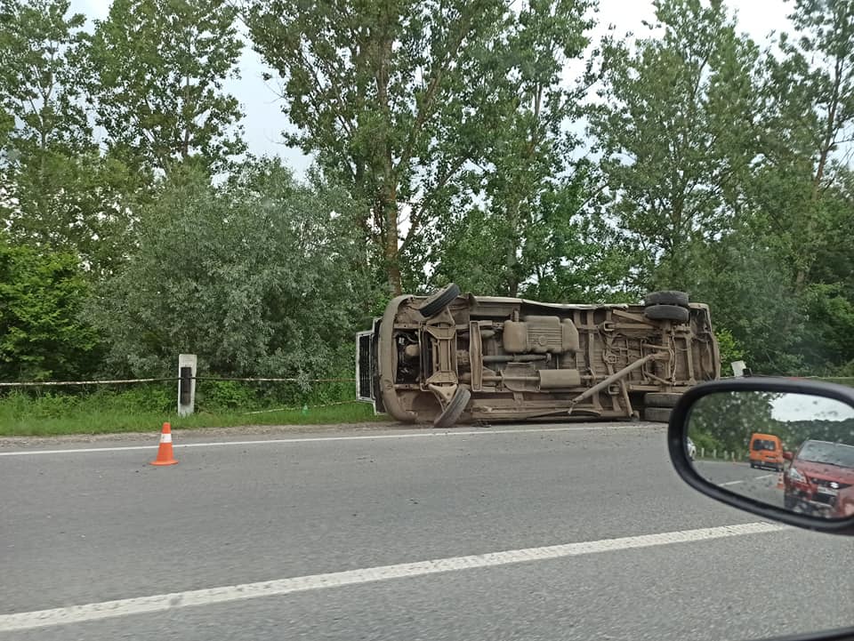 Карколомна ДТП на Прикарпатті. Від сильного удару одна з автівок перекинулась на бік: фотофакт