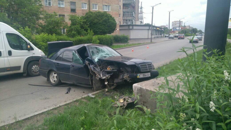 На Набережній “Мерседес” влетів в опору білборда, як наслідок - розтрощене авто та травмований водій: фотофакт