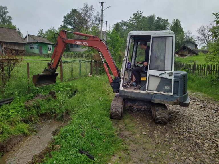 У Вигоді ліквідовують наслідки негоди, що завдала громаді чималого клопоту: фоторепортаж