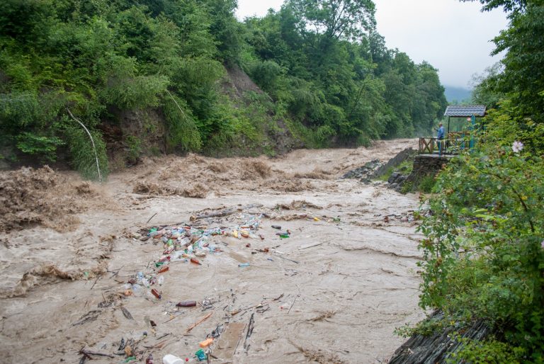 Нестримна течія з купою сміття. Як виглядає водоспад Косівський Гук після рясних дощів: фото