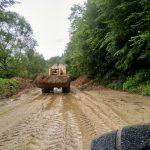 Зсув ґрунту перекрив дороги до чотирьох гірських сіл на Прикарпатті: фоторепортаж