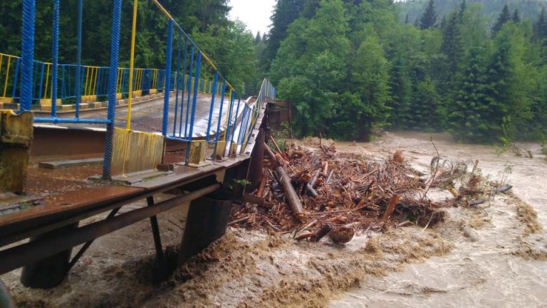 На Франківщині негода пошкодила міст: фотофакт