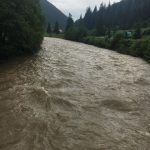 У гірських районах Прикарпаття через проливні дощі ускладнено рух транспорту: фотофакт
