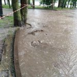 У франківському парку через значні опади вирвало люк, на місці утворилося провалля: фото, відео