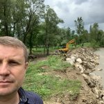 В селі на Коломийщині взялися укріплювати пошкоджену негодою дамбу: фотофакт