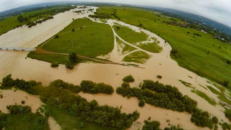 Як виглядає розлита після рясних дощів річка Лімниця: фото з висоти пташиного польоту