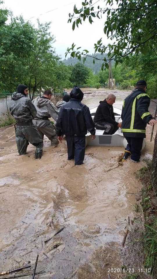 Рятувальники продовжують евакуювати людей із затоплених населених пунктів