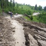 У Верховинському районі рясні опади спричинили зсув ґрунту на автодорогу. Рух ускладнений: фотофакт