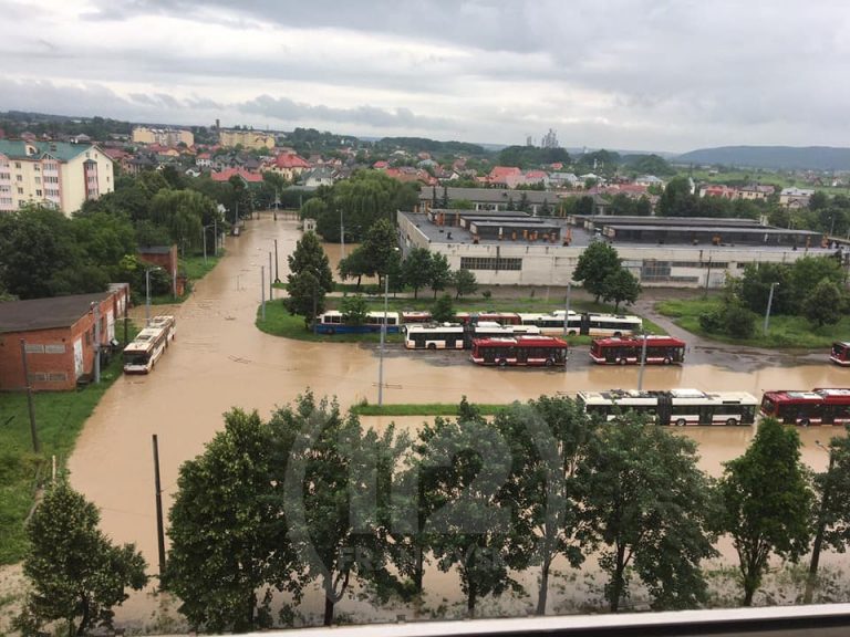 У Франківську "поплило" тролейбусне депо: фото та відео