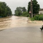 Негода на Прикарпатті: внаслідок дощів у Галичі перекрили дорогу: фото та відео