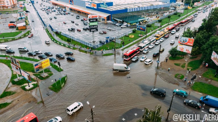 Івано-Франківськ зупинився у водяному заторі: фоторепортаж